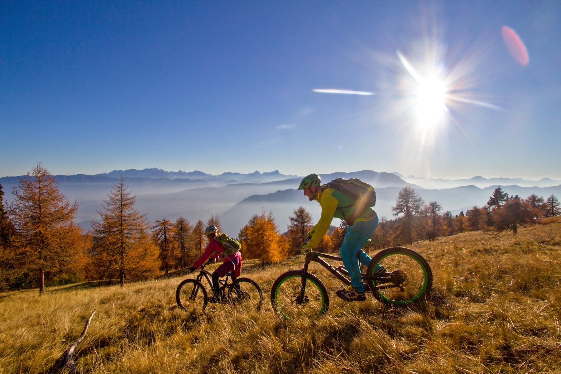 Mountainbiker am Gipfel des Schwarzkogels nähe dem Faaker See.